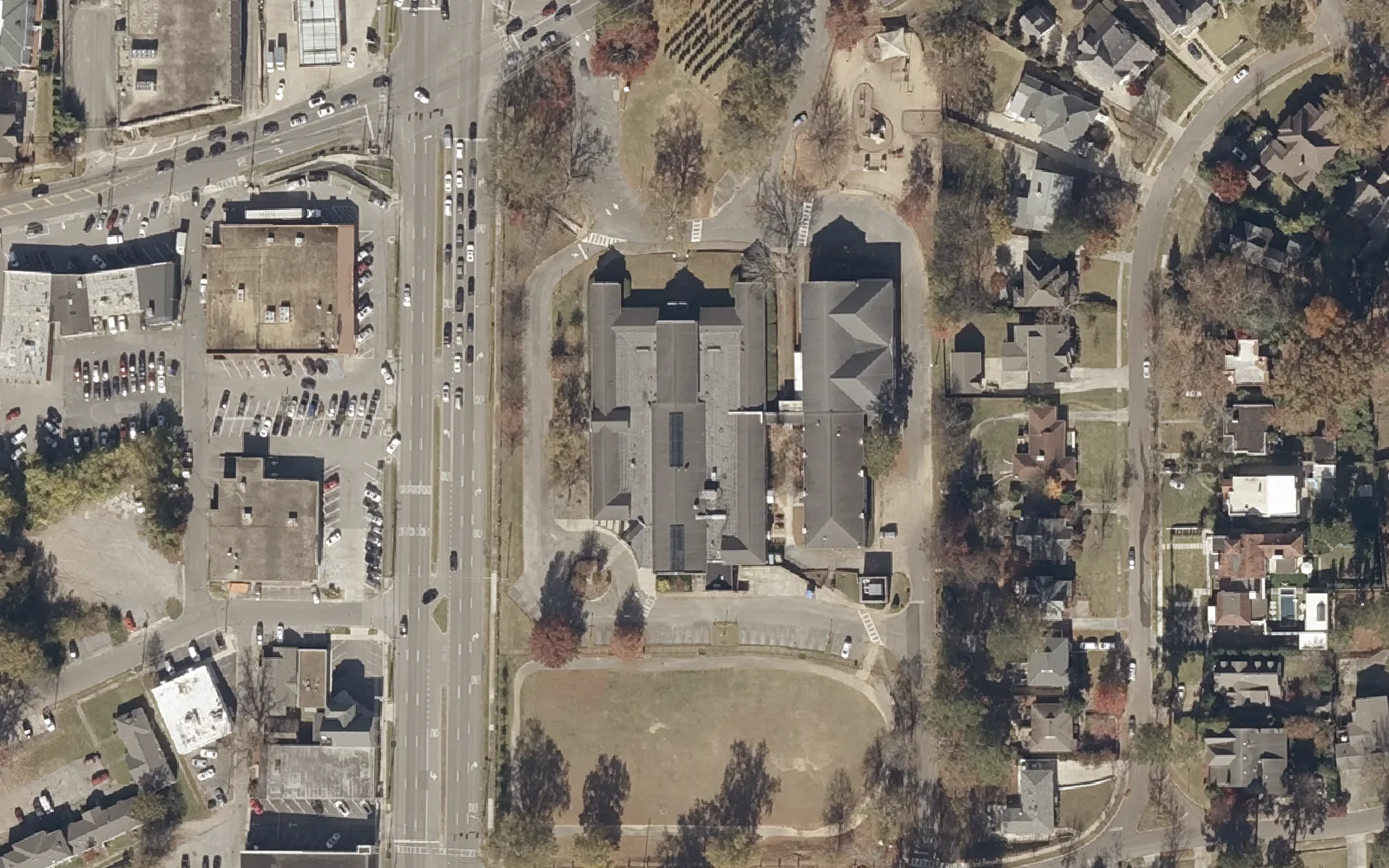 Shades Cahaba Elementary School beside Independence Drive in Homewood, with its playground and field, seen from the air in 2021