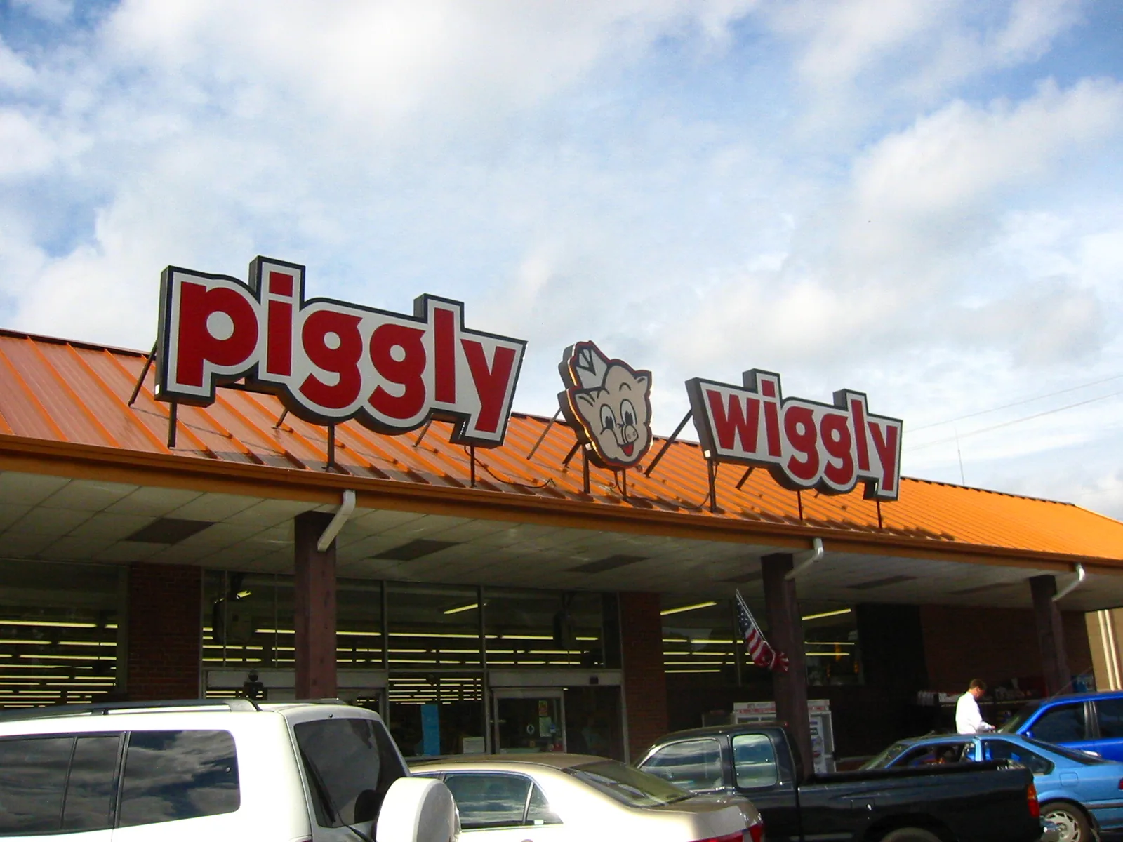 The Piggly Wiggly grocery store in Homewood, with cars parked out front.